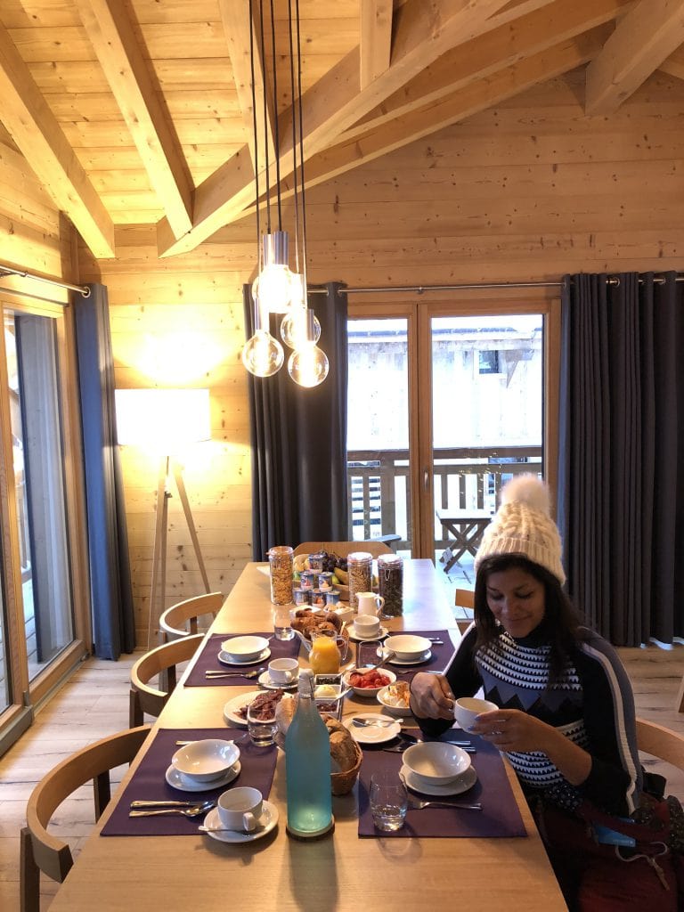 Bonnie Rakhit the style traveller ski hot tub in Morzine The white valley company breakfast before skiing