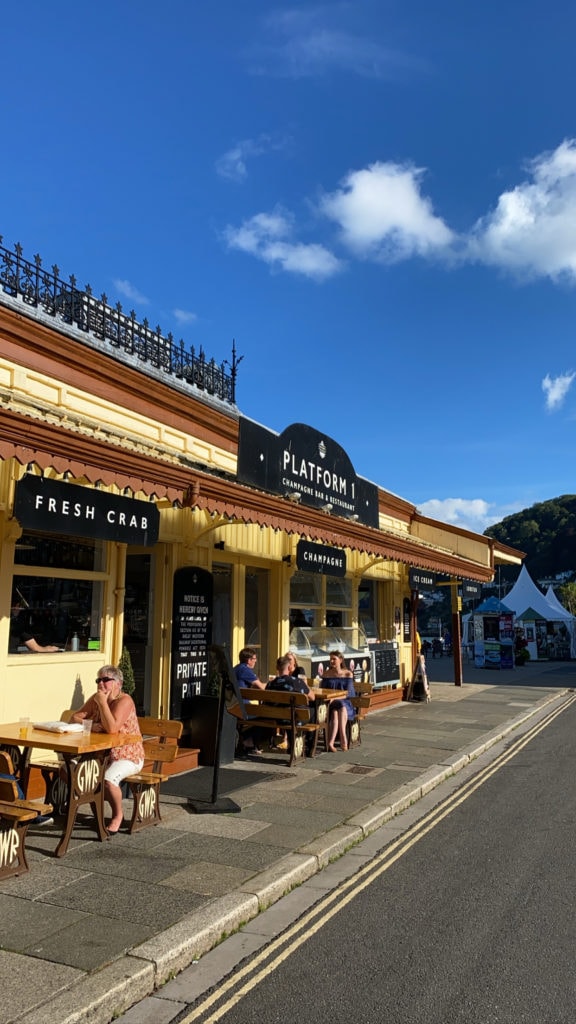 visit dartmouth town in Devon beautiful harbour front