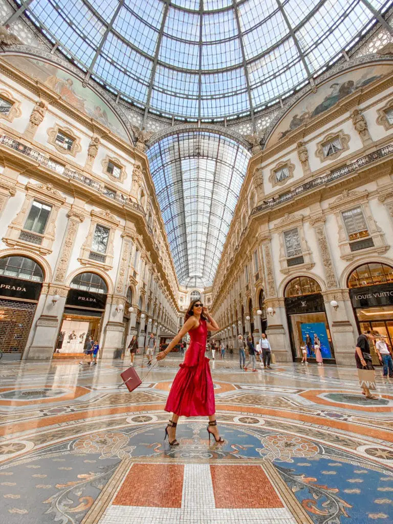 Bonnie Rakhit Shopping in Milan Galleria Emanuele Vittorrio