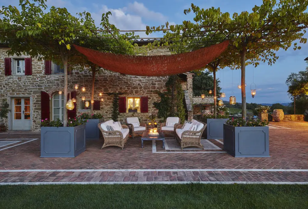 argilla-4-bedroom-luxury-vacation-villa-rentals-tuscany-al fresco dining garden